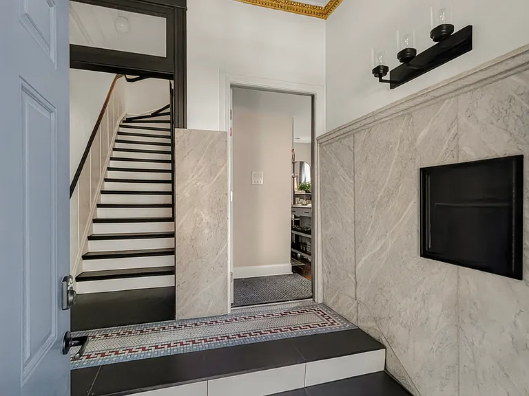 1357 N Rockwell St #1 — Photo 29