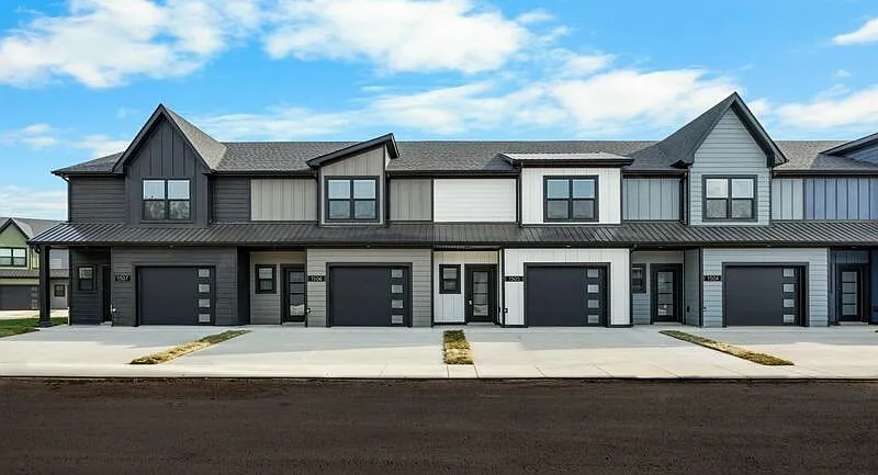 3 bed, 2.5 bath, 1456 sqft, $1,880 — Photo 2