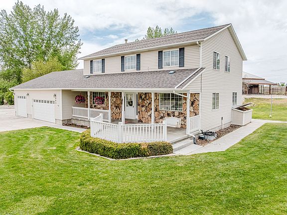 3rd image of 393 Palace Cir
