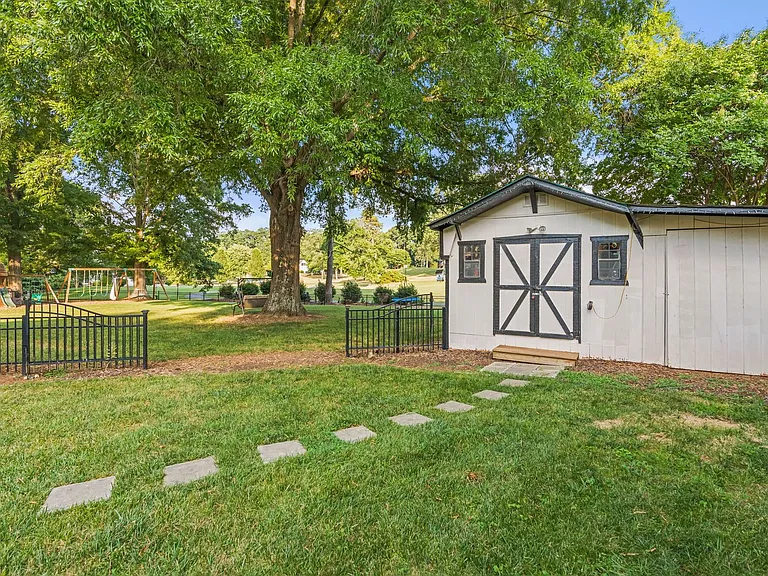 223 Ivy Cir — Photo 79