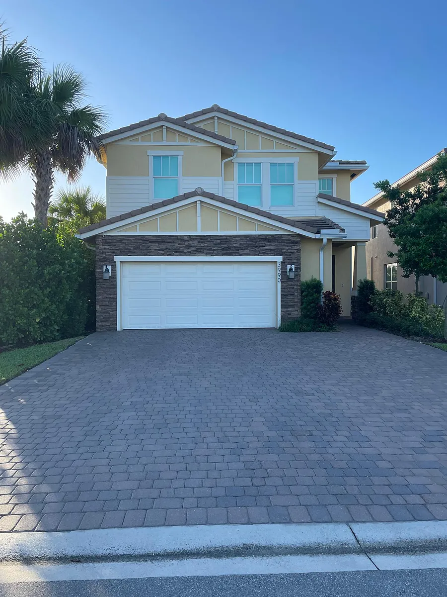 Driveway for six cars - 3990 Pelicano Way