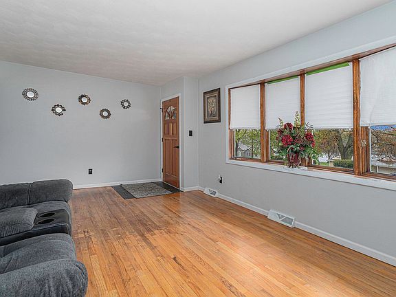 5th image of 30437 N Shore Dr