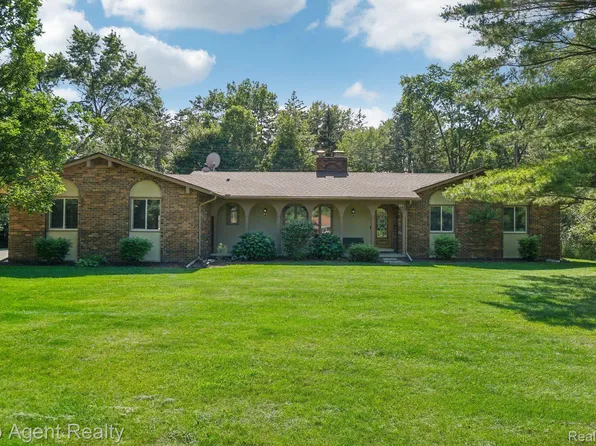 285 Whims Ct, Rochester, MI 48306