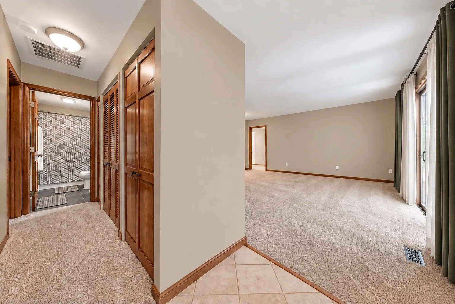 2 bed, 1000 sqft, $2,280 — Photo 3