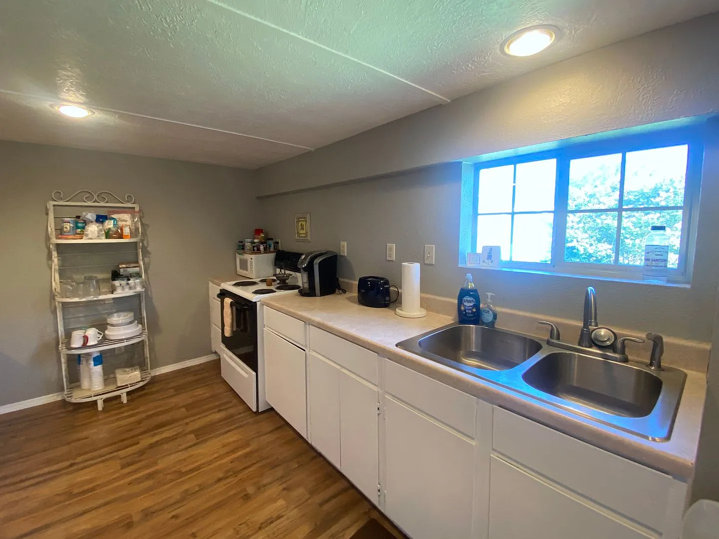 2 Bedroom Apartment Furnished All BILLS Paid — Photo 2