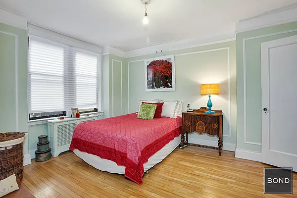 Sold by Bond New York | media 5