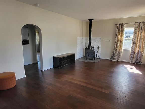 4th image of 222 E Maple St