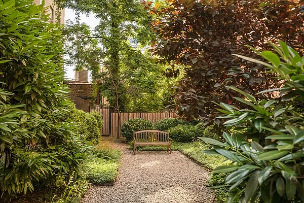 Rented by Lisa Management | media 33