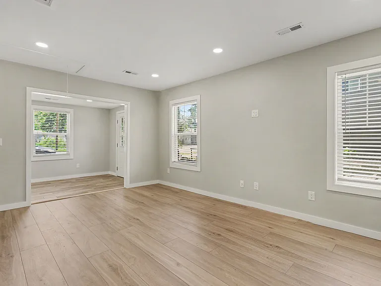 319 Dunham St — Photo 13