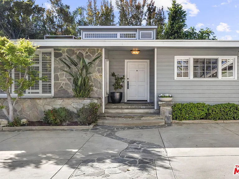 1233 Corsica Dr — Photo 2