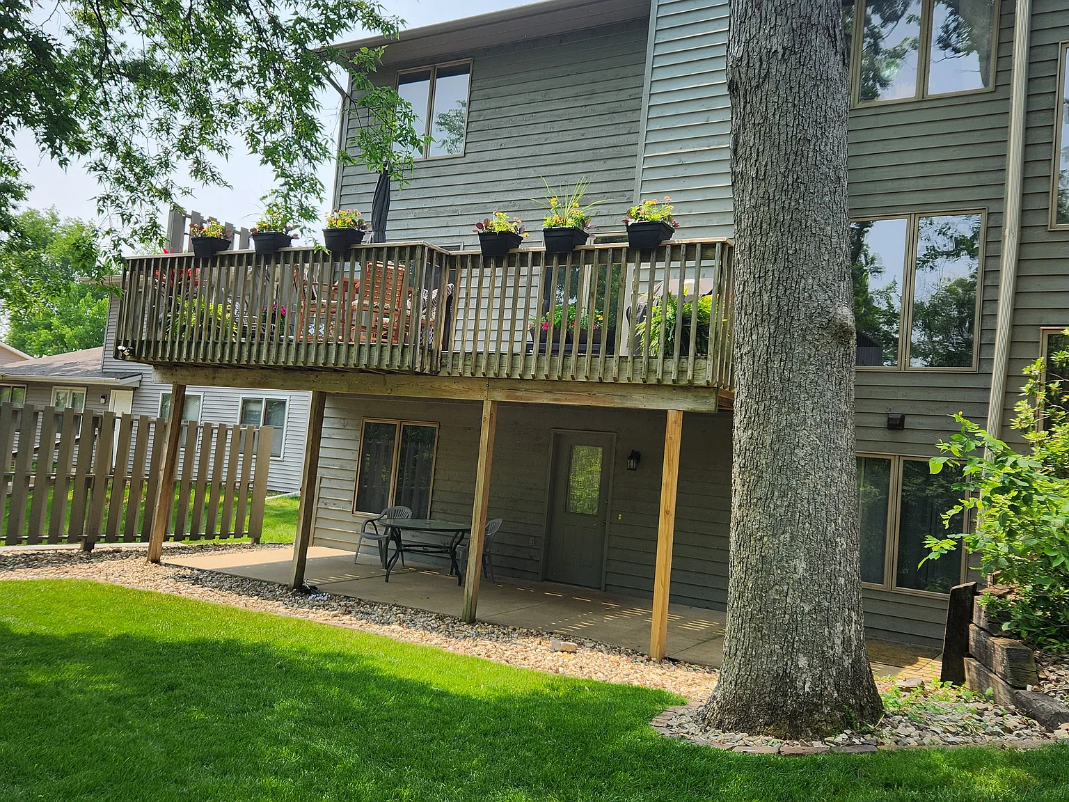 2022 Linmar Drive NE — Photo 2