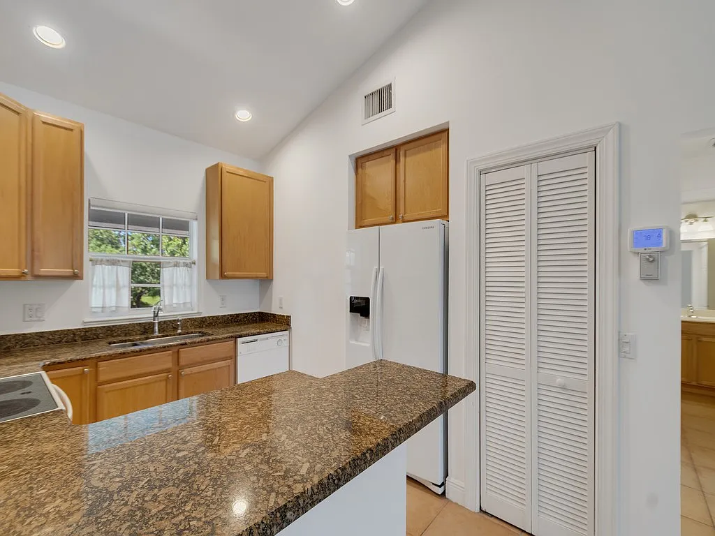 2 bed, 1168 sqft, $2,000 — Photo 2