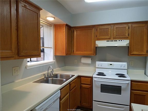 4th image of 1904 Dartmouth St APT E2