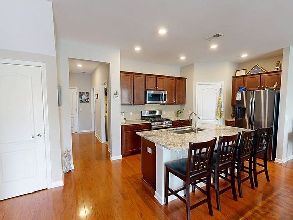 5th image of 790 Pickering Dr. #E