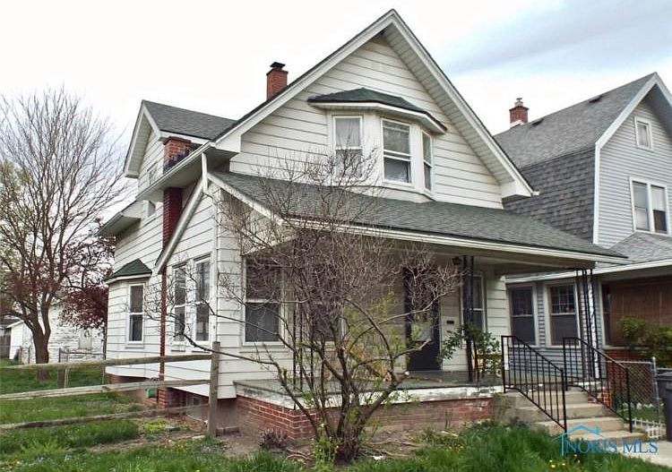 2nd image of 2031 N Summit St