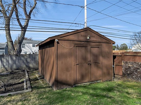 5th image of 876 Pioneer Dr