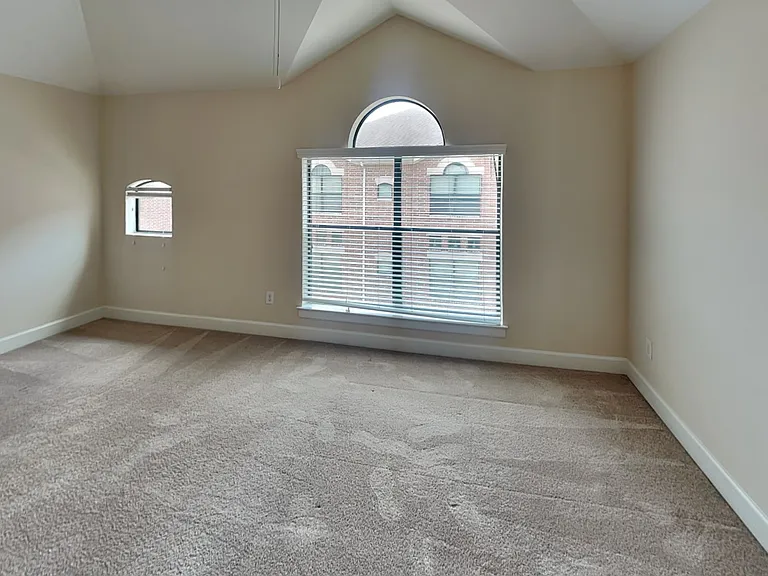 Spacious room with neutral bei
