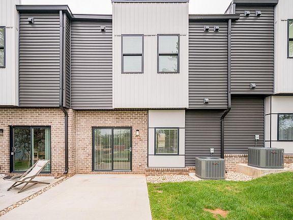 4th image of 420 Breezewood Dr #228