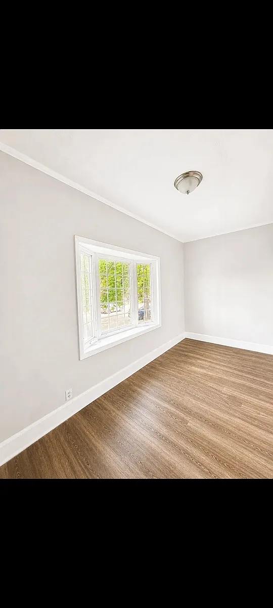 Building Photo - 381 Leslie St #1L