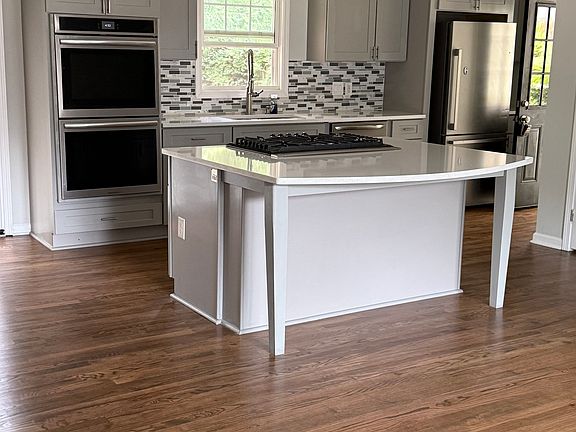 3rd image of 755 Valley Creek Dr