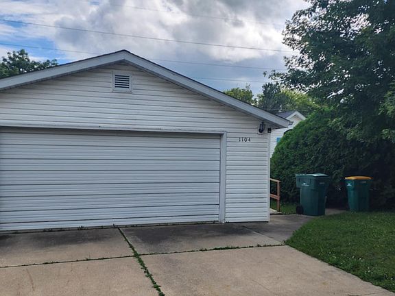 3rd image of 1104 E 18 1/2 St