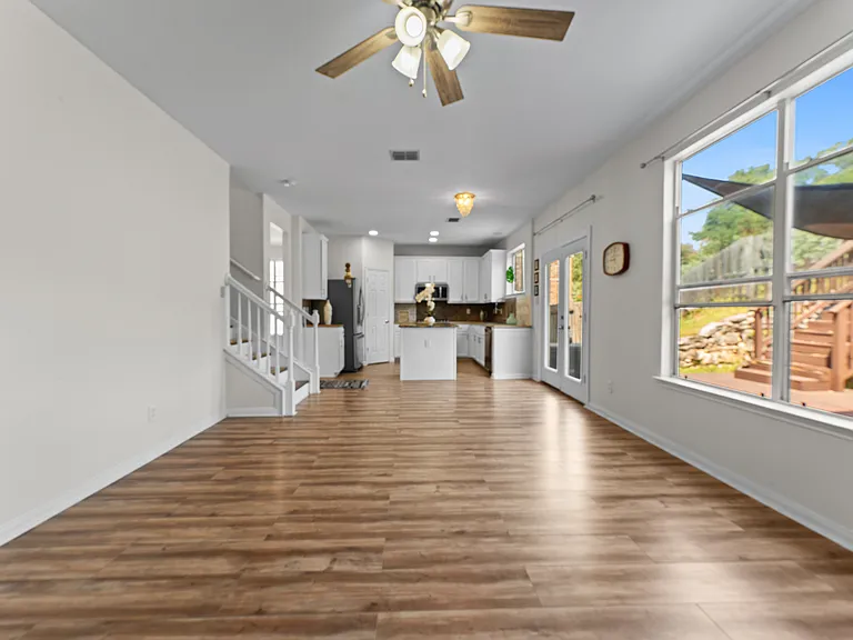 807 Midway Crst — Photo 10