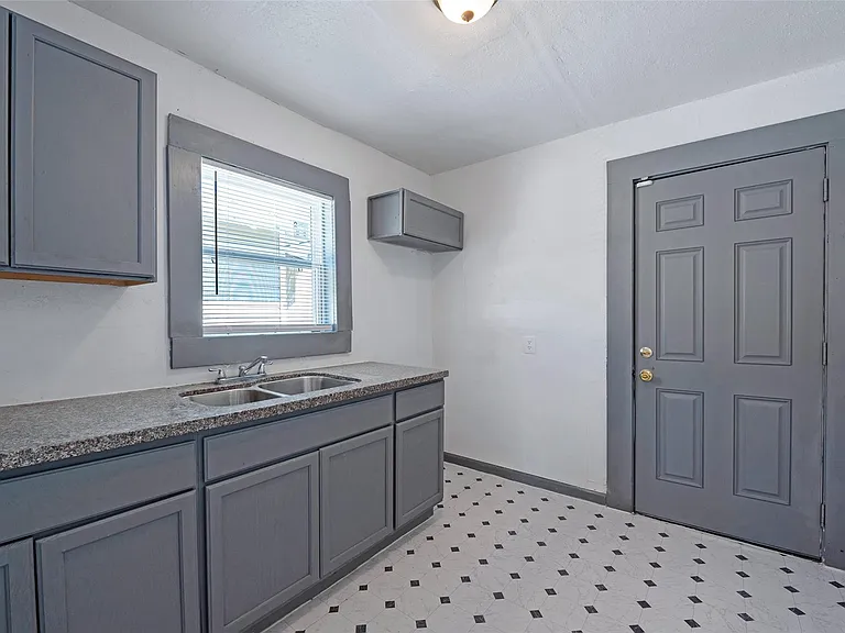 2217 Stevens St — Photo 17