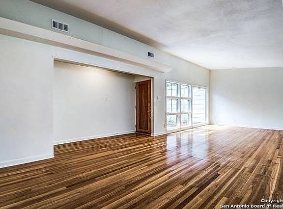 5th image of 511 Calumet Pl