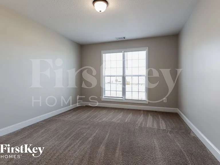 114 Colonial Ct — Photo 4