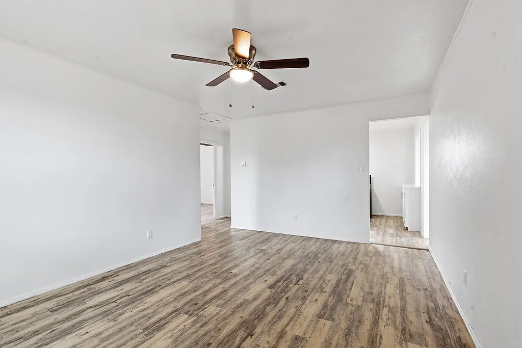4 bed, 2.0 bath, 1500 sqft, $2,400 — Photo 3