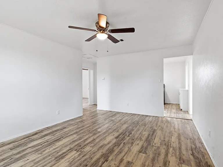 3811 Cedar Spring Dr — Photo 4