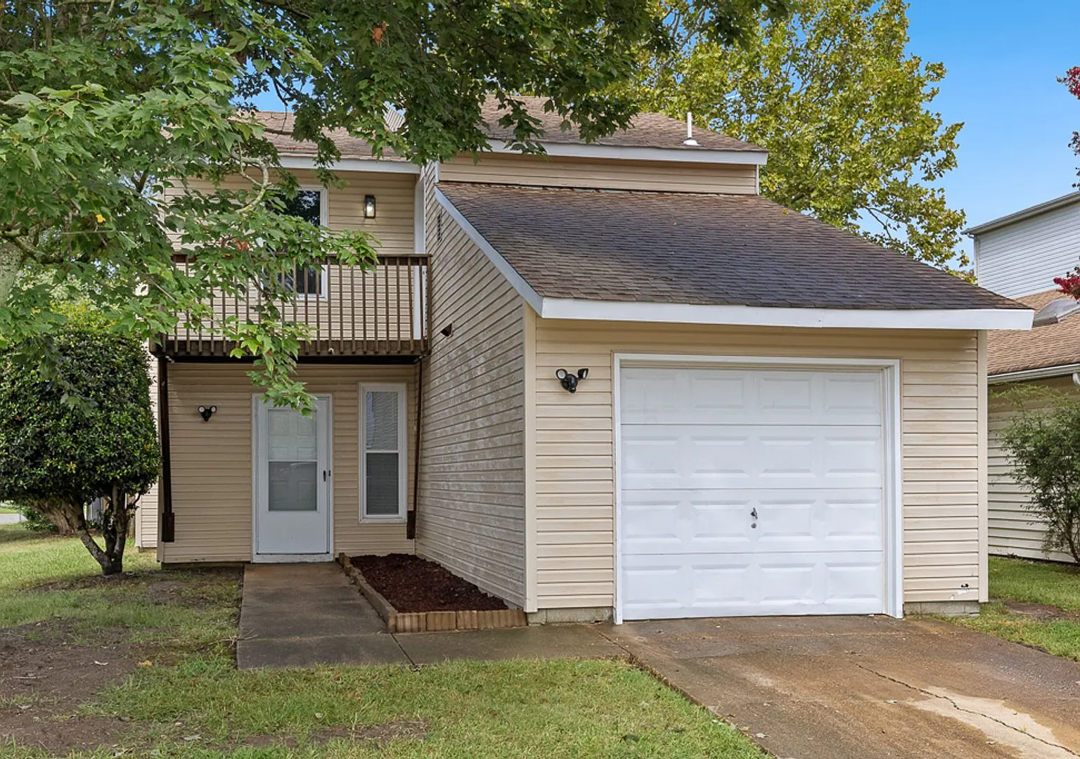 Beautifully remodeled 3 bedroom, 2.5 bathroom, two story home in central Virginia Beach! — Photo 1