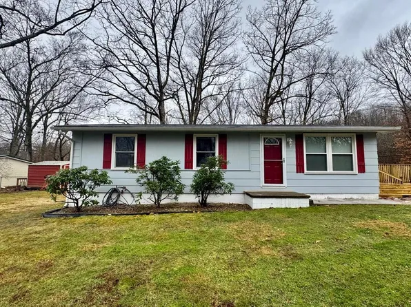 28 Edgewood Hills Rd, Oak Hill, WV 25901