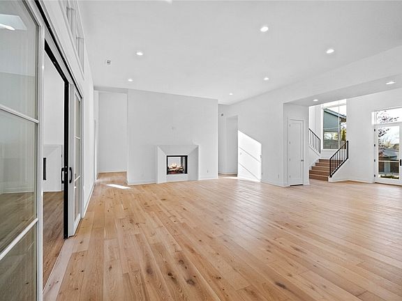 5th image of 11 S Mission Hills Cir
