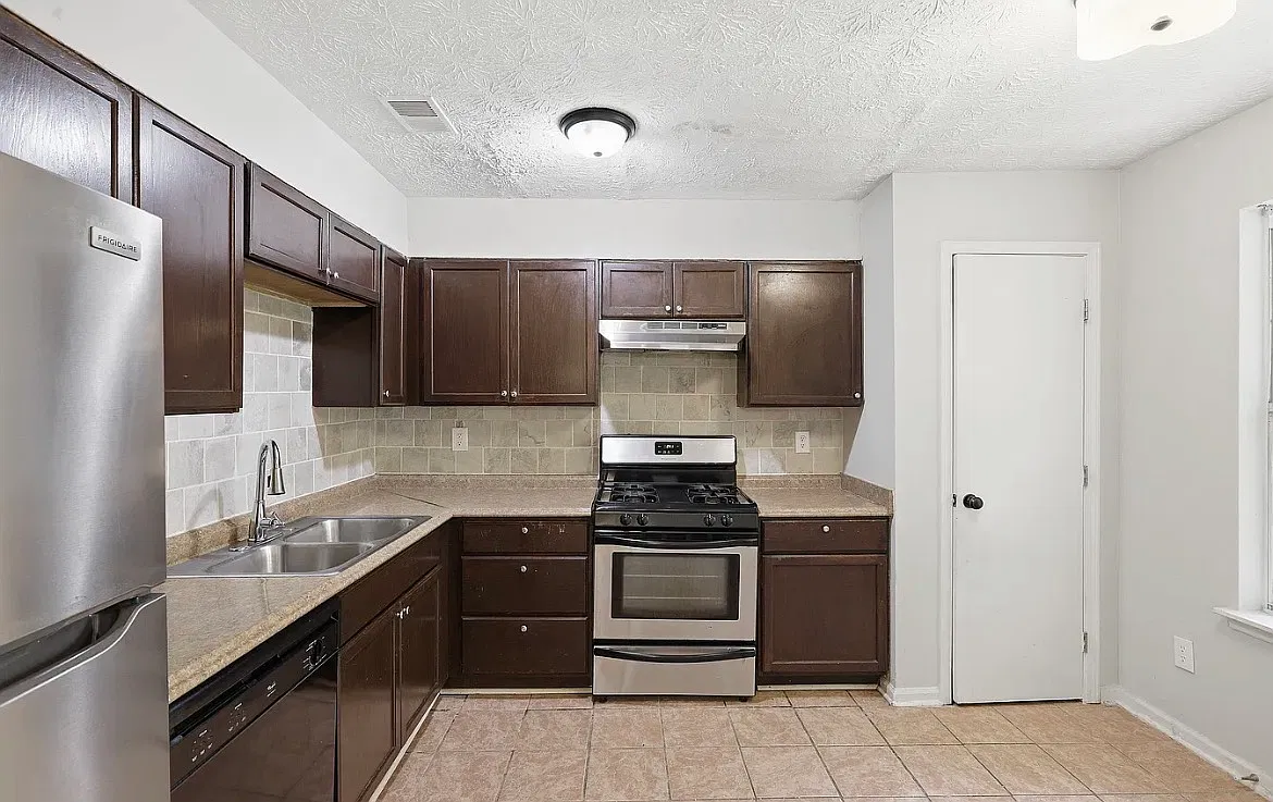 4 bed, 1872 sqft, $2,460 — Photo 4