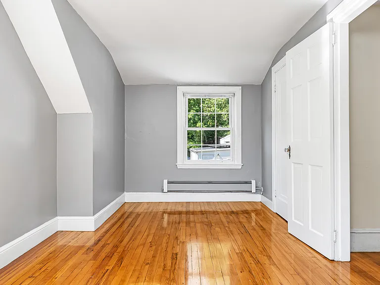 1186 Douglas Pike — Photo 3