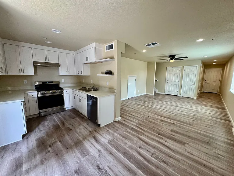 677 Illinois Ave #1 — Photo 6