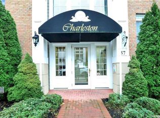 384 Trotting Ln UNIT 384, Westbury, NY 11590