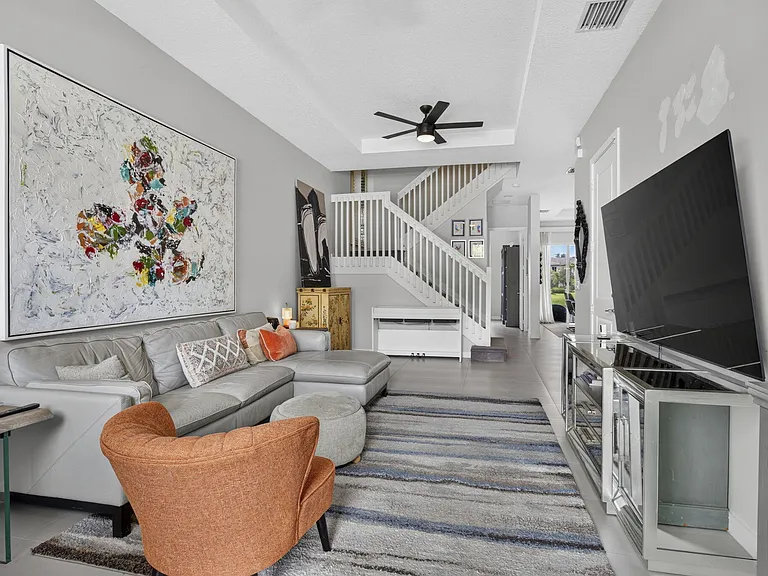 1431 Pioneer Way — Photo 3