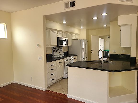 5th image of 2353 Sunningdale Dr