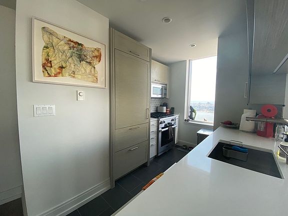 5th image of 555 10th Ave APT 53N