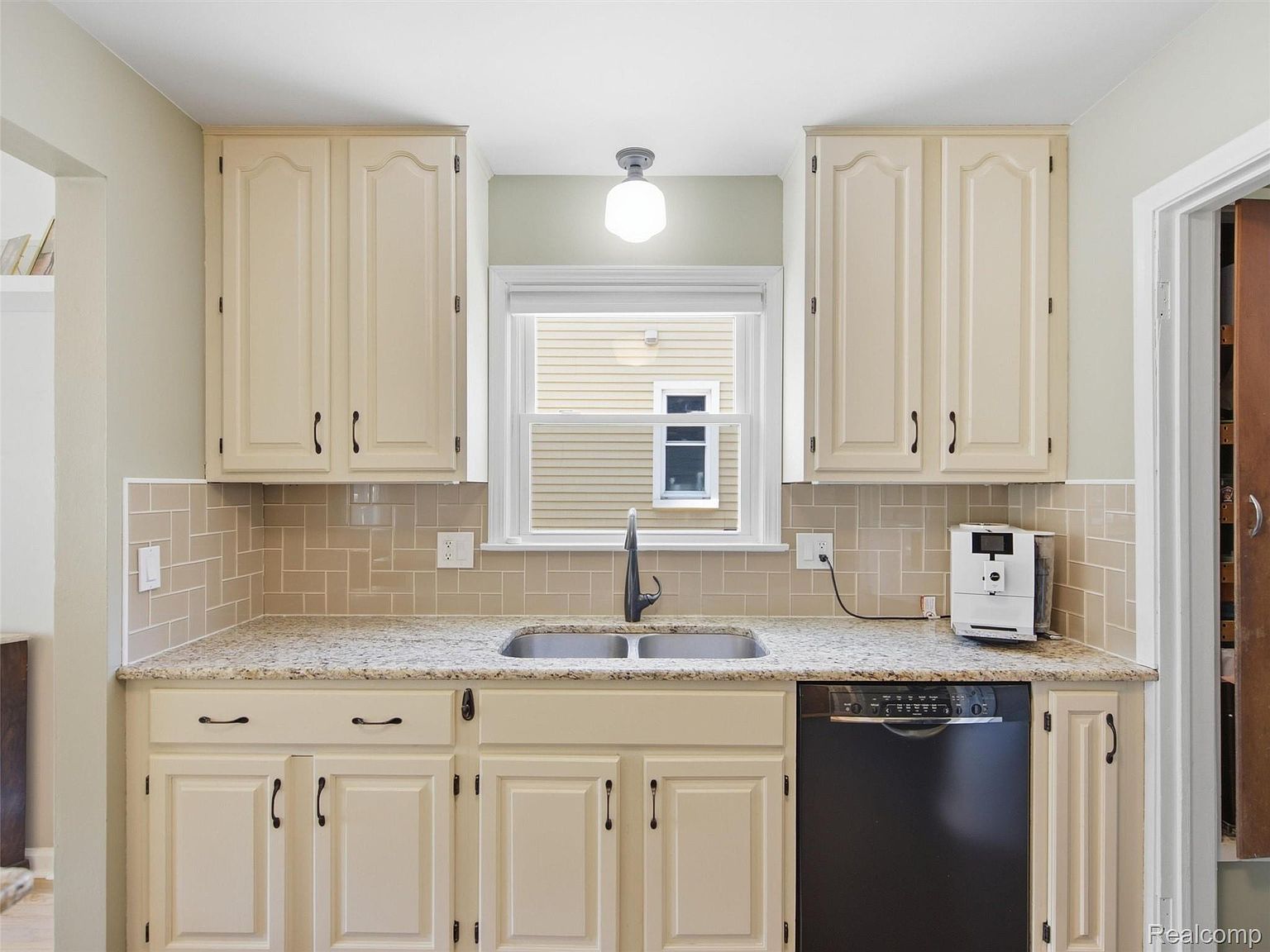 475 E Marshall St, photo 15