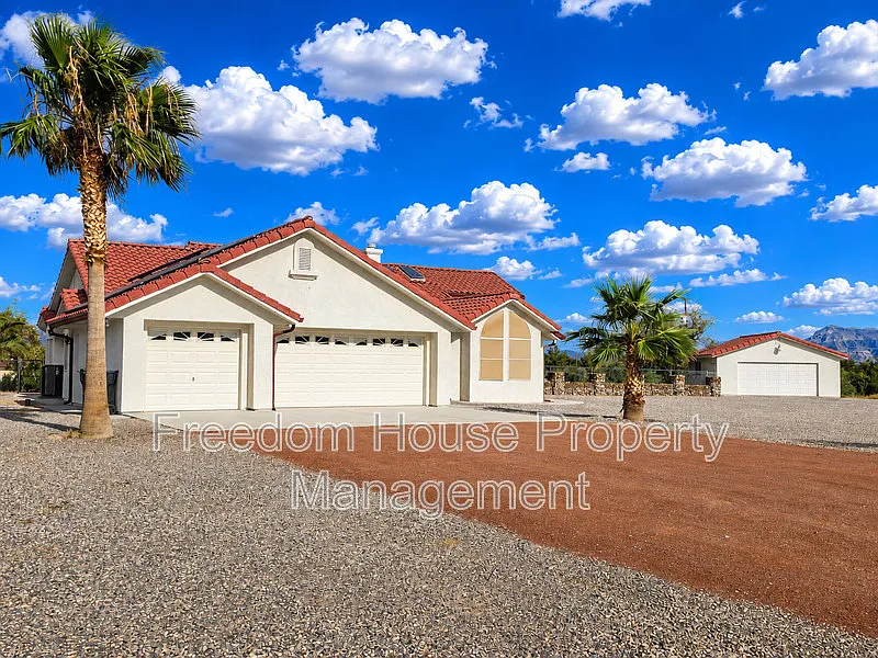 3 bed, 2.0 bath, 2152 sqft, $2,091 — Photo 2