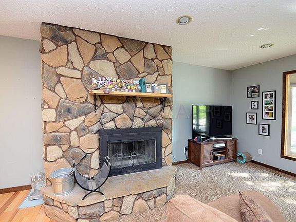 5th image of 926 7th St E