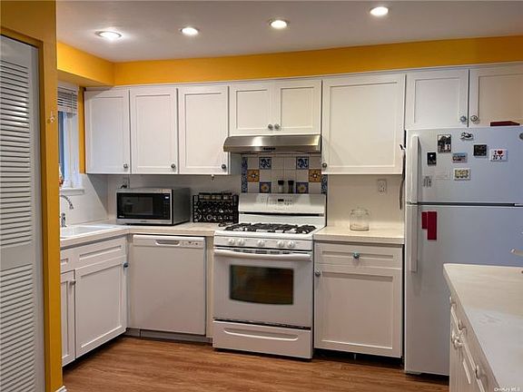 5th image of 215 Cambridge Dr
