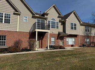 27635 Hidden Oaks Dr, Brownstown, MI 48183