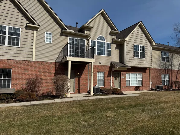 27635 Hidden Oaks Dr, Brownstown, MI 48183