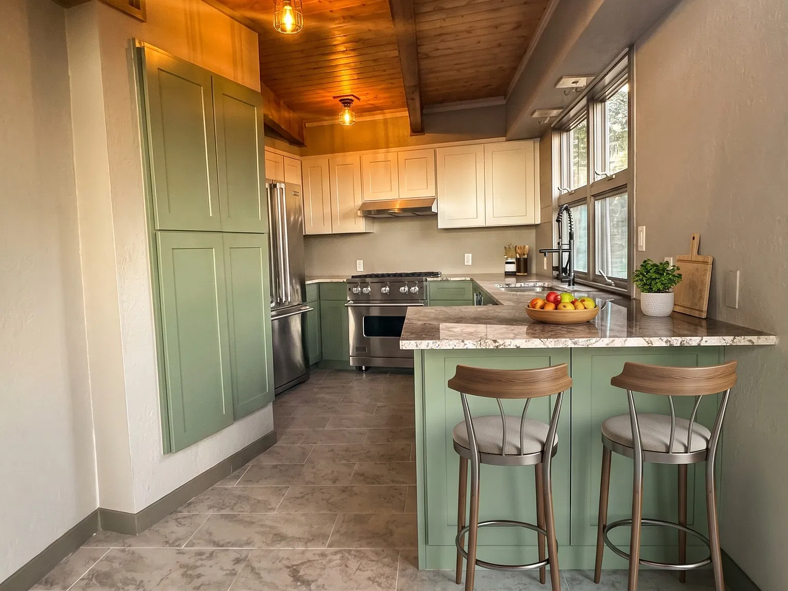 5 bed, 2500 sqft, $4,800 — Photo 4