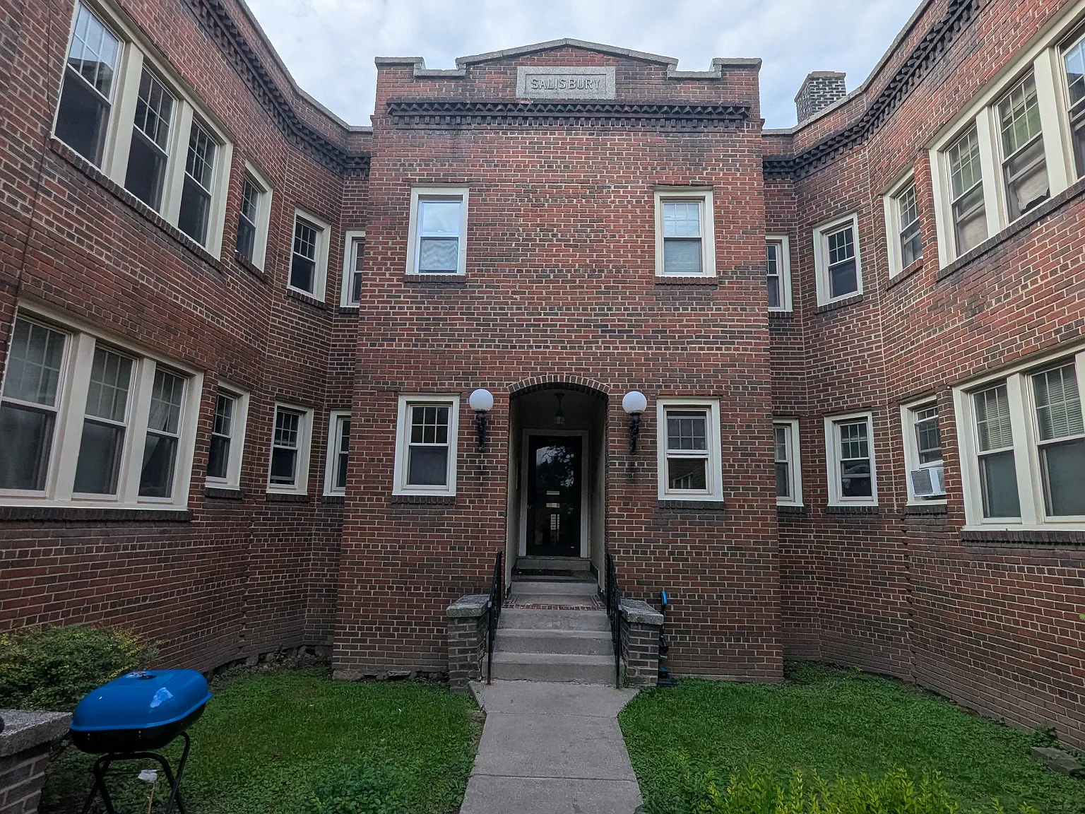 950 Bay St — Photo 1