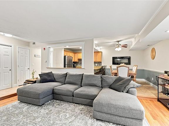 4th image of 125 Van Zandt Ave APT 201